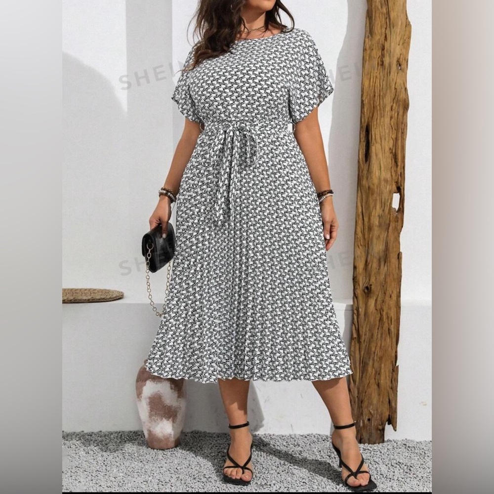 Plus size pleated patterned dress with belt
